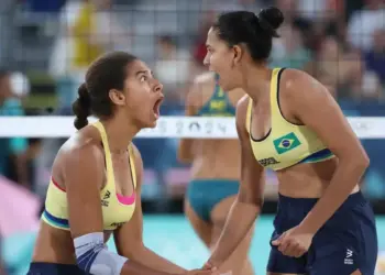 Ana Patrícia e Duda comemorando ponto durante semifinal do vôlei de praia em Paris 2024 Lars Baron/Getty Images