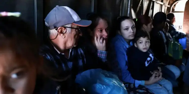 Sobreviventes sentam em caminhão enquanto são retirados em Porto Alegre, no Rio Grande do Sul