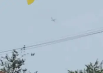 Imagem mostra momento da queda do avião Crédito: Reprodução