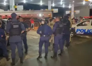 Suspeito de assaltar taxista é preso após perseguição e tiroteio em avenidas, diz PM