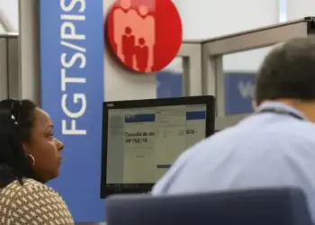 Adesão ao saque-aniversário do FGTS é opcional e permite ao trabalhador realizar o saque de parte do saldo de sua conta do fundo, anualmente, no mês de seu aniversário
Foto: Fabio Rodrigues Pozzebom/Agência Brasil