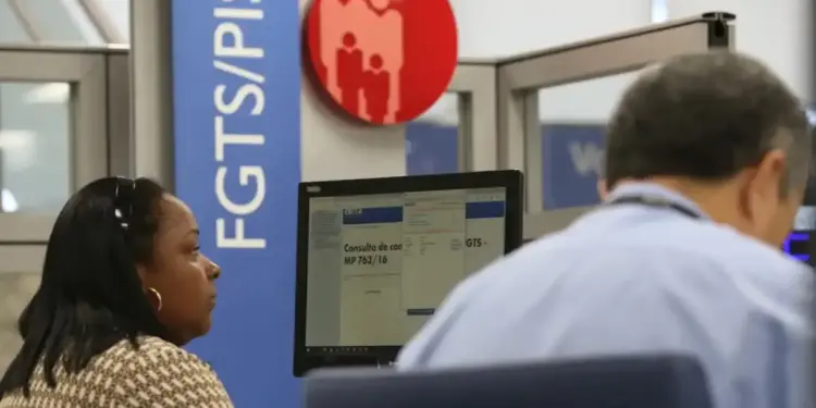 Adesão ao saque-aniversário do FGTS é opcional e permite ao trabalhador realizar o saque de parte do saldo de sua conta do fundo, anualmente, no mês de seu aniversário
Foto: Fabio Rodrigues Pozzebom/Agência Brasil