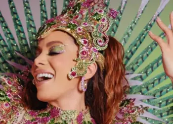 Anitta com figurino inspirado na Mangueira no Esquenta da Anitta em homenagem as escolas de samba Instagram/Anitta