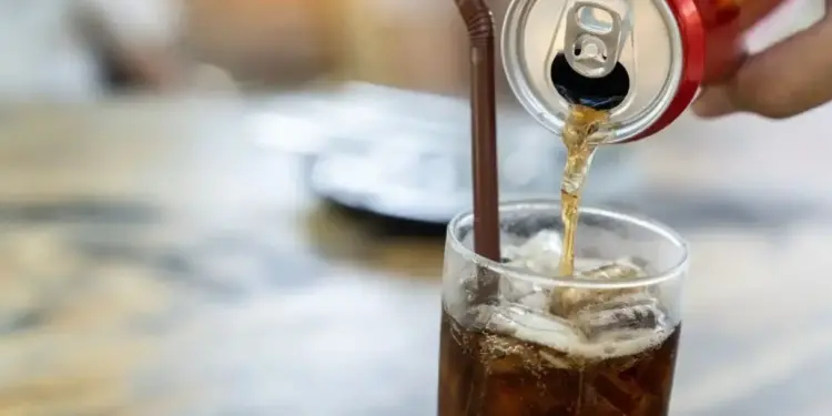 Consumo de bebidas açucaradas cresceu 23% entre crianças e adolescentes no mundo