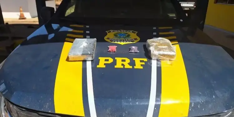 Drogas apreendida com passageira de ônibus em Guaraí — Foto: Nucom PRF TO/Divulgação