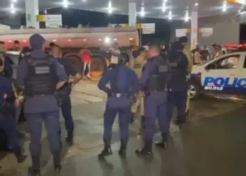 Suspeito de assaltar taxista é preso após perseguição e tiroteio em avenidas, diz PM