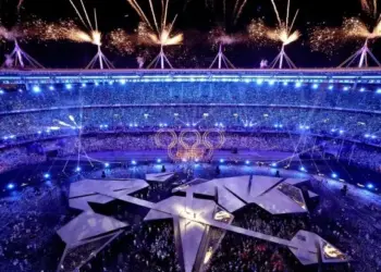 A cerimônia de encerramento de Paris 2024 teve show de fogos de artifício no Stade de France Crédito: Dan Mullan/Getty Images