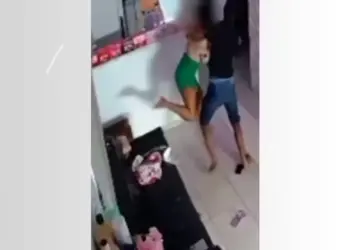 Mulher é agredida por ex-companheiro durante o trabalho, em Araguaína — Foto: Reprodução