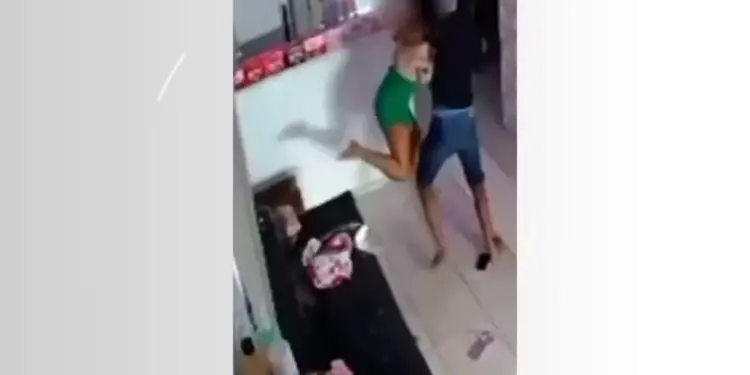 Mulher é agredida por ex-companheiro durante o trabalho, em Araguaína — Foto: Reprodução