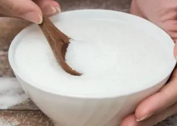 Eritritol é um adoçante natural frequentemente usado para adoçar bebidas e alimentos em substituição ao açúcar
FotoDuets/GettyImages