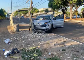 Motorista colide em poste de energia em avenida de Palmas, Tocantins. — Foto: Matheus Dias/TV Anhanguera