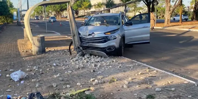 Motorista bate e quebra poste ao meio após perder o controle do carro