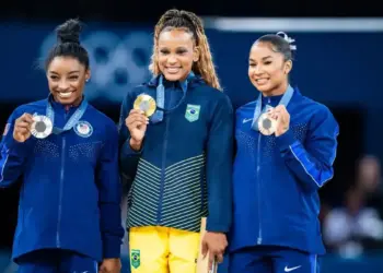 Simone Biles, Rebeca Andrade e Jordan Chiles no pódio do solo em Paris 2024 Tom Weller/VOIGT/GettyImages