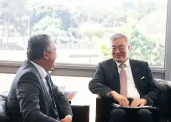 Costa (à esquerda) e Qingqiao conversaram nesta segunda-feira (12) 12/08/2024 - Henrique Raynal/Casa Civil