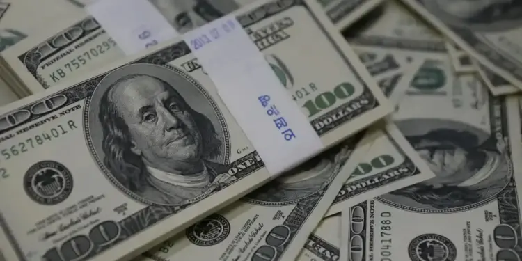 Bolsa fecha aos 131 mil pontos pela 1ª vez desde fevereiro; dólar fica abaixo de R$ 5,50