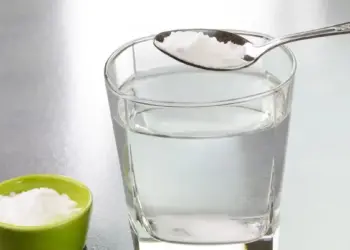 Água com bicarbonato de sódio tem supostos benefícios para a saúde; especialistas analisam
jayk7/GettyImages