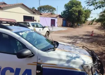 Corpo da mulher estava em frente a uma casa, em Gurupi — Foto: Divulgação
