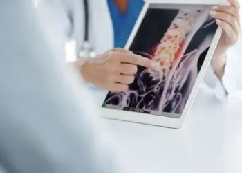 Politraumatismo é caracterizado por múltiplas lesões causadas por forças externas
Cecilie_Arcurs/GettyImages