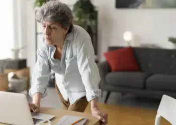 A legislação determina que empresas com 100 empregados ou mais reservem vagas para esse grupo
Freepik