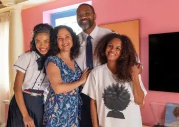 Família Souza: Tati (Bia Santana), Doralice (Tereza Seiblitz), (MV Bill) e Madá (Jéssica Ellen) Crédito: Globo/ Beatriz Damy