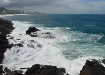 Idoso morre no RJ após ser arrastado por ondas do mar; estado está em alerta para ressaca Paulo Carneiro/Ato Press/Estadão Conteúdo