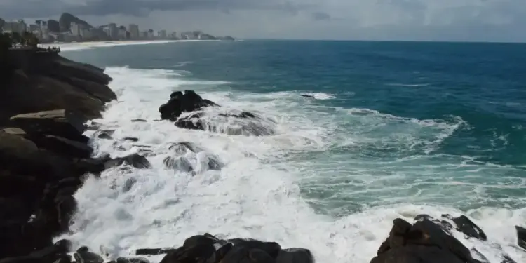 Idoso morre após ser arrastado pelo mar em meio à ressaca no RJ