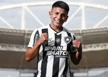 Thiago Almada com a camisa do Botafogo Divulgação/Botafogo