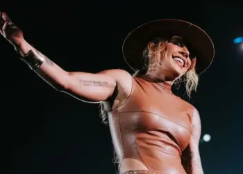 O segundo look de Lauana Prado foi um macacão de couro marrom que combinava com seu chapéu e uma bota de salto Instagram/Reprodução