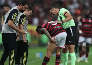 Pedro sentiu a coxa e saiu ainda no primeiro tempo na vitória do Flamengo contra o Bolívar Photo by Wagner Meier/Getty Images