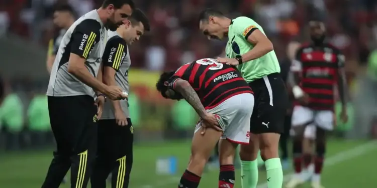 Dor de cabeça: Flamengo vê centroavantes saírem lesionados contra o Bolívar