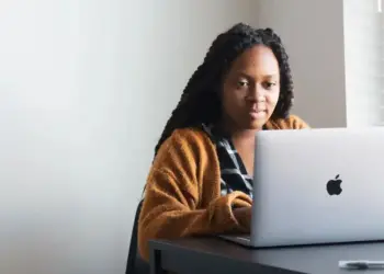 21% das mulheres negras ocupadas não conseguem contribuir para a Previdência, diz pesquisa
Foto: Daniel Bosse/Unsplash