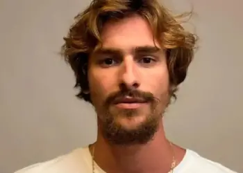 Bruno Montaleone interpretará Marco de Maria, companheiro de longa data de Ney Matogrosso, no filme "Homem com H". Instagram/ Paris Filmes