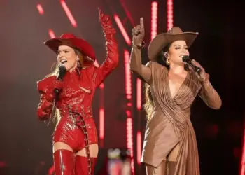 Maiara e Maraisa durante apresentação Reprodução/Instagram