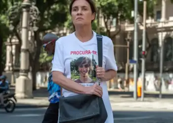 Cibele (Adriana Esteves) procurará por Marcinho (Antonio Haddad), seu filho que desapareceu na primeira temporada. Globo/Estevam Avellar