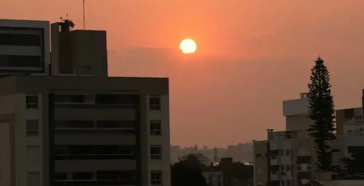 Fumaça de queimadas no Norte deixa sol vermelho no Sul; entenda