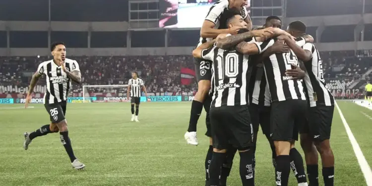 Botafogo goleia o Flamengo em clássico e volta a liderar o Brasileirão