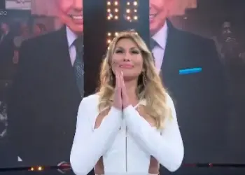 Lívia Andrade se emociona ao entrar no palco do Domingão, que homenageia Silvio Santos X/@TVGlobo