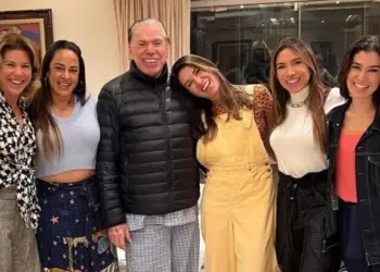 O apresentador Silvio Santos ao lado de suas seis filhas Crédito: Instagram/Cíntia Abravanel