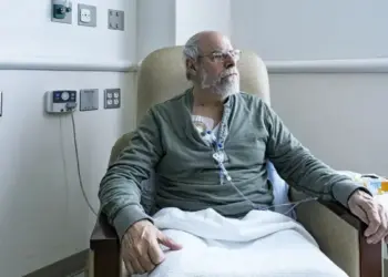 Um novo estudo projeta que os casos de câncer e mortes entre homens aumentarão globalmente até 2050, especialmente entre aqueles com 65 anos ou mais
Willowpix/GettyImages