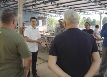 Mais de 20 chacareiros e empresários sofrem com falta de asfalto e destacam que no inverno é lama e buraco e no verão é poeira e areia