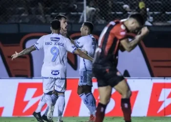 Dinenno celebra gol marcado contra o Vitória pelo Brasileirão Gustavo Aleixo/Cruzeiro