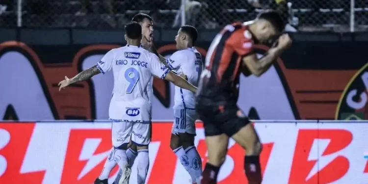 Dinneno marca duas vezes, e Cruzeiro busca empate com Vitória pelo Brasileiro