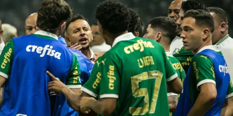Clássico entre Palmeiras e São Paulo terminou em confusão no Allianz Parque
GIL GUZZO/O FOTOGRÁFICO/ESTADÃO CONTEÚDO