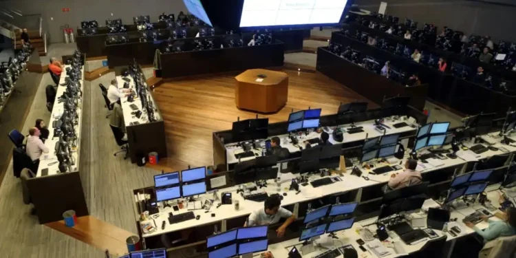 Ibovespa fecha no maior patamar da história com cenário global e BC; dólar cai a R$ 5,41