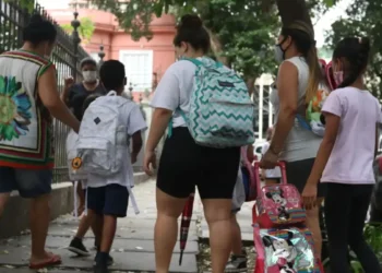 Crianças a caminho da escola
Tânia Rêgo/Agência Brasil