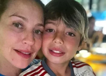 Luana Piovani posa ao lado do filho mais velho, Dom • Instagram/Luana Piovani