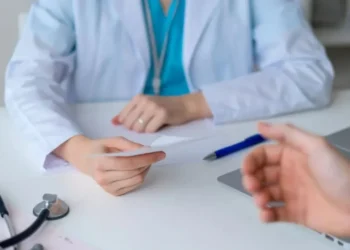 Doenças raras são difíceis de serem diagnosticadas precocemente, mas têm tratamentos • Natalia Gdovskaia/GettyImages