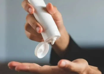 Creme antisséptico desenvolvido no Brasil é capaz de matar os vírus do mpox e suas variantes, mantendo a pele protegida por até 4 horas • Navinpeep/GettyImages