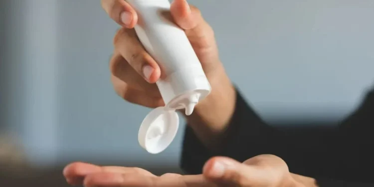 Creme antisséptico desenvolvido no Brasil é capaz de matar os vírus do mpox e suas variantes, mantendo a pele protegida por até 4 horas • Navinpeep/GettyImages