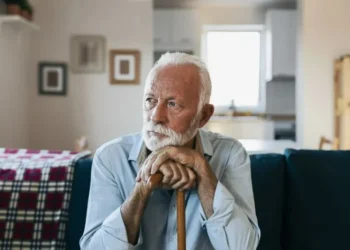 Estudo mostrou que o processo de envelhecimento acontece de forma acelerada aos 44 e aos 60 anos • RealPeopleGroup/GettyImages